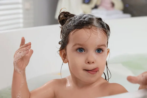 Banyoda Şampuanla Saç Yıkayan Tatlı Küçük Kız — Stok fotoğraf