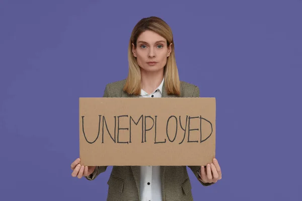 Frau Hält Schild Mit Wort Arbeitslos Auf Violettem Hintergrund — Stockfoto