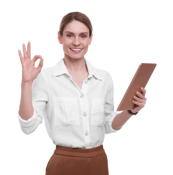 Mulher Negócios Feliz Bonita Com Tablet Mostrando Gesto Fundo Branco — Fotografia de Stock
