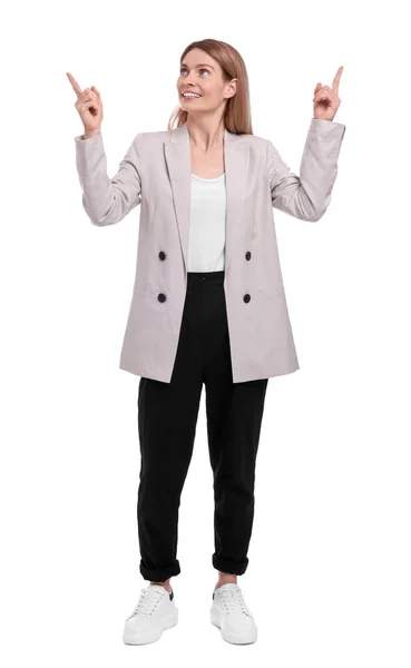Güzel Mutlu Kadını Beyaz Arka Planda Bir Şeye Işaret Ediyor — Stok fotoğraf