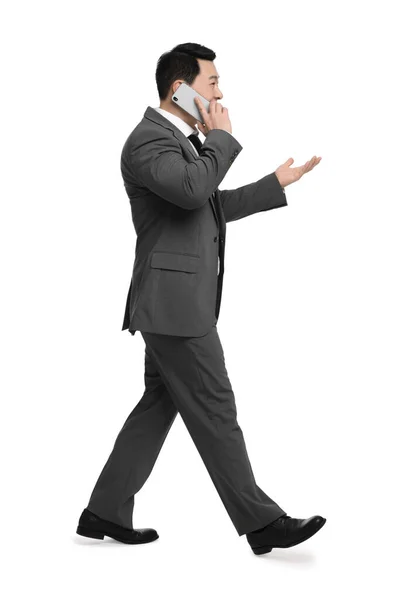 Affärsman Kostym Talar Telefon Mot Vit Bakgrund — Stockfoto