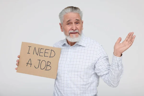 Bezrobotny Senior Trzymający Kartonowy Znak Zwrotem Need Job White Background — Zdjęcie stockowe