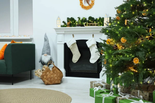 Şöminesi Noel Ağacının Altında Hediyeleri Olan Rahat Bir Oturma Odası — Stok fotoğraf