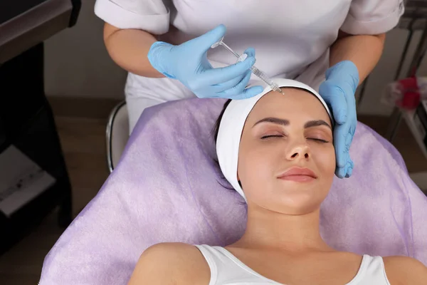 Ung Kvinna Får Ansiktsinjektion Skönhetssalong Kosmetiskt Förfarande — Stockfoto