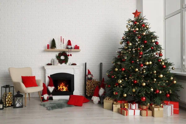 Hermosa Zona Fotos Temáticas Navidad Con Árbol Chimenea Habitación —  Fotos de Stock