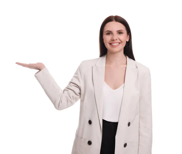 Piękna Bizneswoman Garniturze Wskazująca Coś Białym Tle — Zdjęcie stockowe