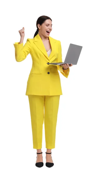 漂亮的女商人 穿着黄色西服 背景是白色的笔记本电脑 — 图库照片