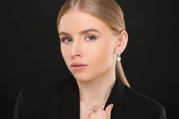 Mooie Jonge Vrouw Met Elegante Sieraden Zwarte Achtergrond — Stockfoto