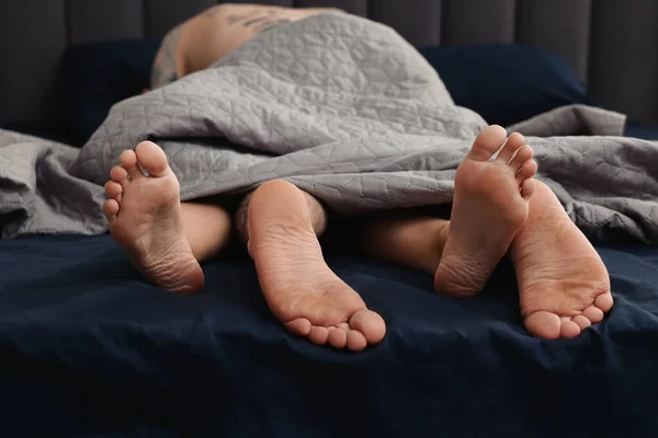 Vášnivý Pár Při Sexu Posteli Soustřeďte Nohy — Stock fotografie