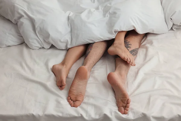 Leidenschaftliches Paar Beim Sex Bett Nahaufnahme Der Beine — Stockfoto