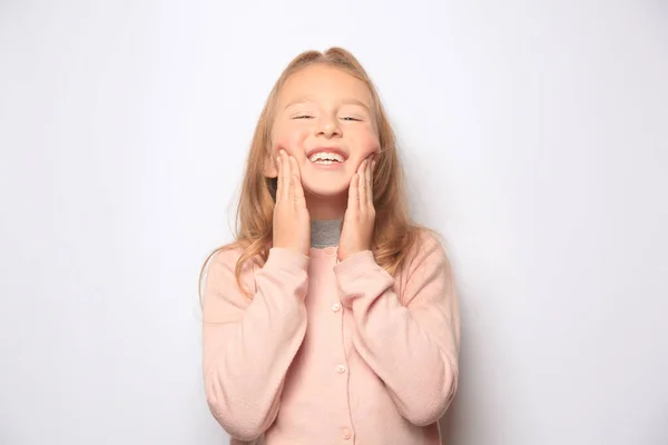 Glückliches Kleines Mädchen Berührt Wangen Auf Weißem Hintergrund — Stockfoto