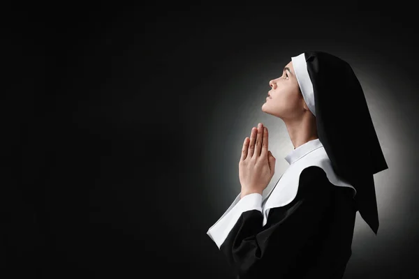 Elleri Sımsıkı Bağlı Rahibe Siyah Arka Planda Tanrı Dua Ediyor — Stok fotoğraf