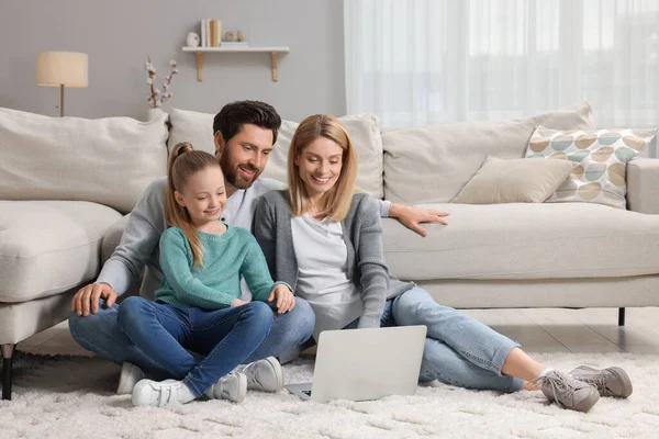 Gelukkig Gezin Met Laptop Vloer Thuis — Stockfoto