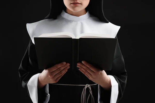 Siyah Arkaplanda Ncil Okuyan Rahibe Yakın Plan — Stok fotoğraf