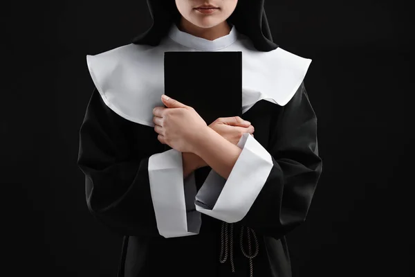 Siyah Arkaplanda Ncil Olan Rahibe Yakın Plan — Stok fotoğraf