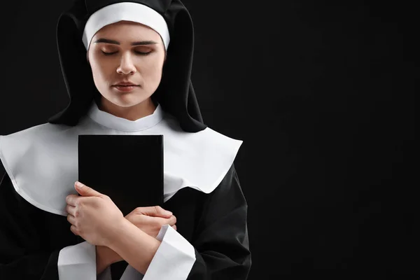 Siyah Arkaplanda Ncil Olan Rahibe Metin Için Boşluk — Stok fotoğraf
