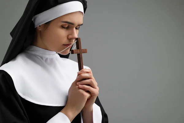 Tanrı Gri Arka Planda Dua Eden Rahibe Metin Için Boşluk — Stok fotoğraf