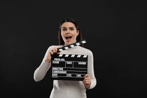 Attrice Emotiva Con Clapperboard Sfondo Nero Industria Cinematografica — Foto Stock