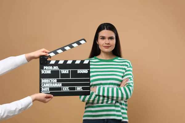 Actrice Performant Tandis Que Deuxième Caméra Assistante Tenant Clapperboard Sur — Photo