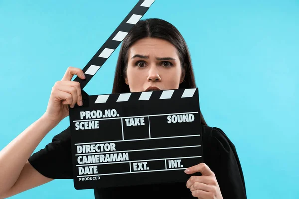 Attrice Emotiva Con Clapperboard Sfondo Azzurro Industria Cinematografica — Foto Stock