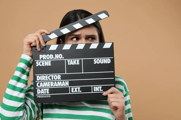 Actriz Emocional Con Clapperboard Sobre Fondo Beige Industria Cinematográfica —  Fotos de Stock