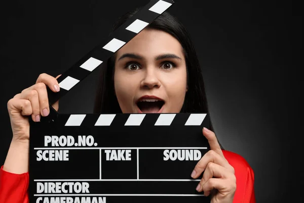 Actriz Emocional Con Clapperboard Sobre Fondo Negro Industria Cinematográfica —  Fotos de Stock