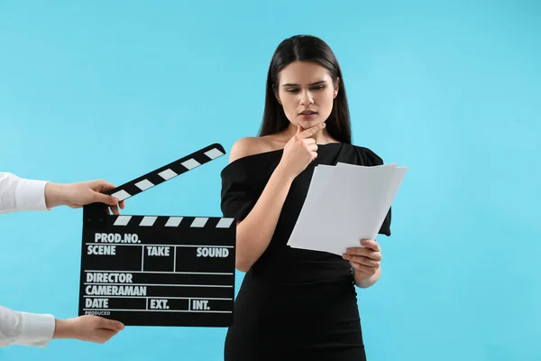 Actriz Desempeñando Papel Mientras Que Segunda Cámara Asistente Sostiene Clapperboard — Foto de Stock