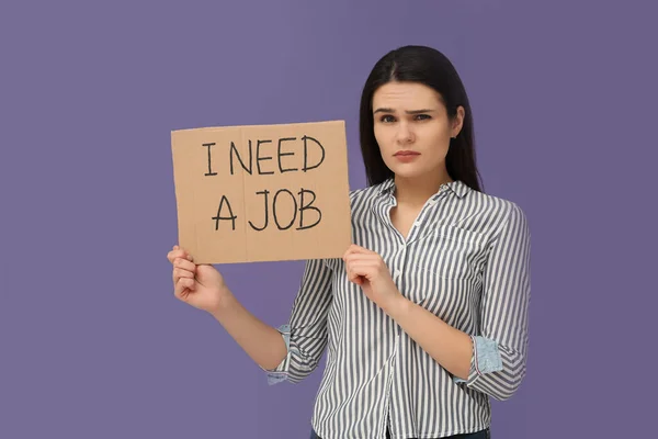 Problém Nezaměstnaností Nešťastná Žena Drží Znamení Frází Potřebuji Práci Fialovém — Stock fotografie