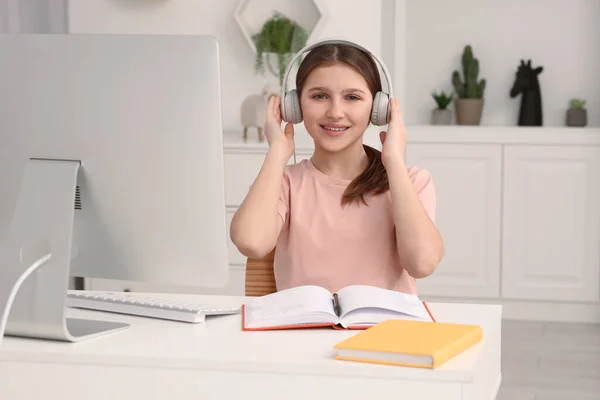 Schattig Meisje Met Computer Koptelefoon Aan Het Bureau Kamer Thuiswerkplek — Stockfoto