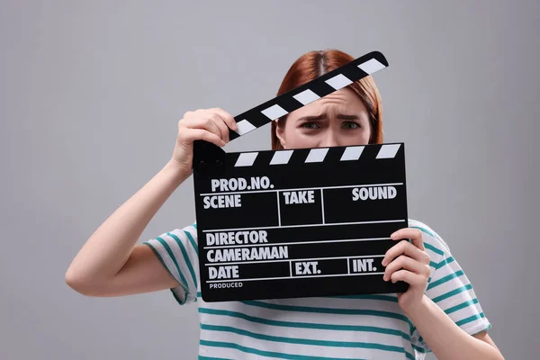 Gri Arka Planı Olan Duygusal Bir Aktris Film Endüstrisi — Stok fotoğraf