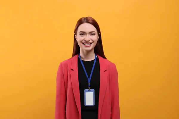 Mujer Sonriente Con Placa Vip Pass Sobre Fondo Naranja — Foto de Stock