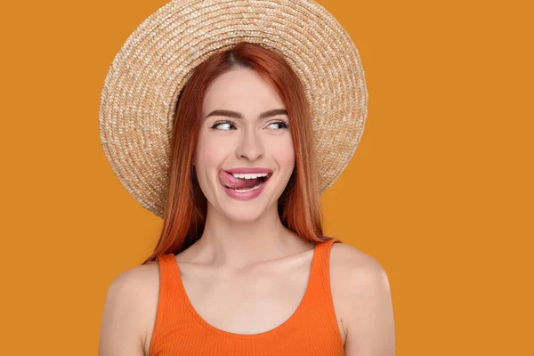 Lycklig Kvinna Visar Sin Tunga Orange Bakgrund — Stockfoto