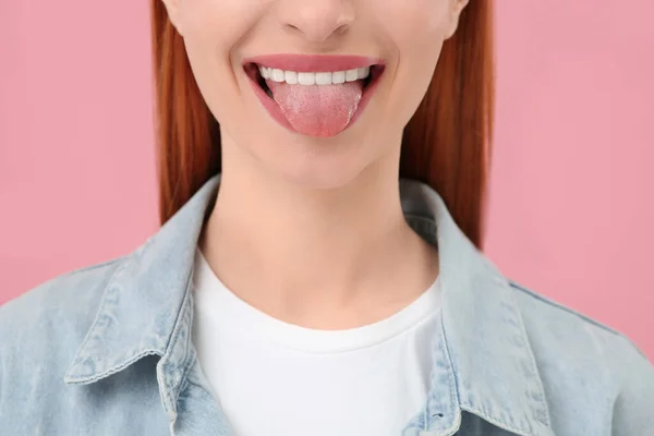 幸せな女性はピンクの背景に彼女の舌を示す クローズアップ — ストック写真