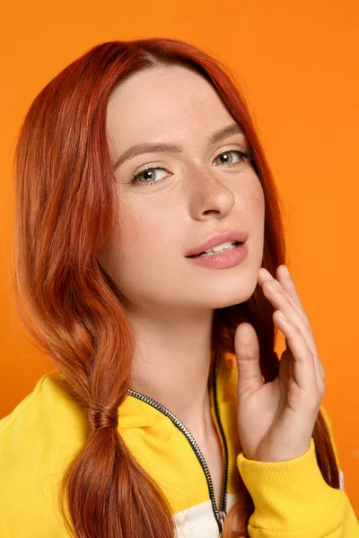 Porträtt Vacker Kvinna Orange Bakgrund — Stockfoto