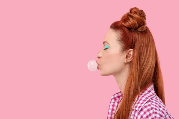 Gyönyörű Fényes Smink Fúj Rágógumi Rózsaszín Háttér Szöveg Helye — Stock Fotó