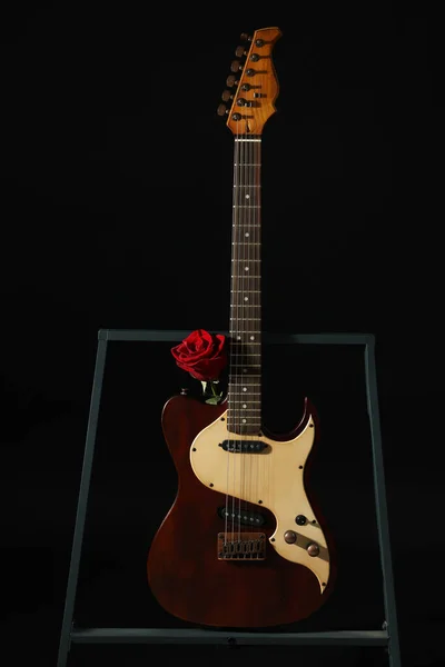 Siyah Arkaplanda Elektro Gitarın Yanında Güzel Bir Gül — Stok fotoğraf