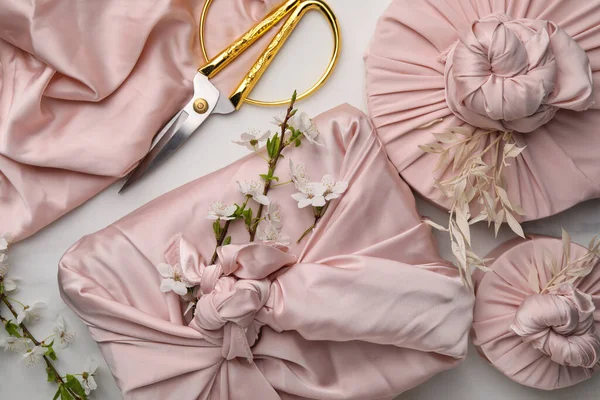 Técnica Furoshiki Presentes Embalados Tecido Rosa Tesoura Mesa Branca Flat — Fotografia de Stock