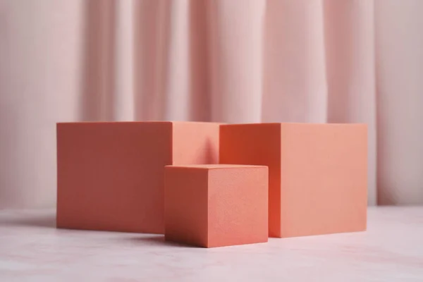 Oranje Blokjes Roze Marmeren Tafel Stijlvolle Presentatie Voor Product — Stockfoto