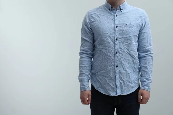 Homem Usando Camisa Vincada Fundo Claro Close Espaço Para Texto — Fotografia de Stock