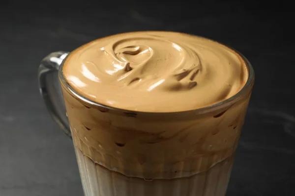 濃い色の背景においしいダルゴナコーヒーのグラスマグカップ クローズアップ — ストック写真