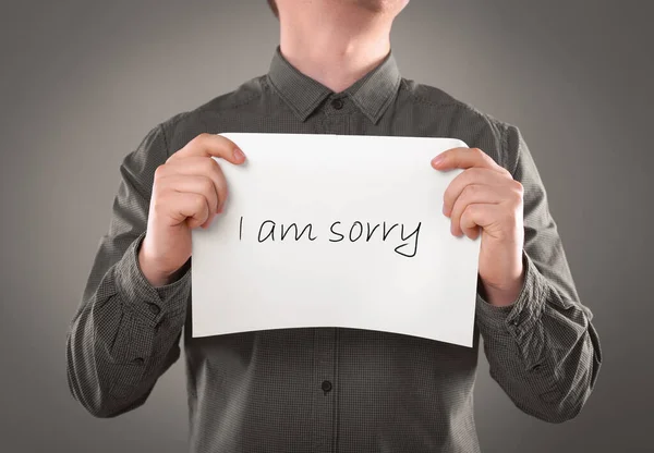 Mijn Excuses Man Met Kaart Met Zin Sorry Grijze Achtergrond — Stockfoto