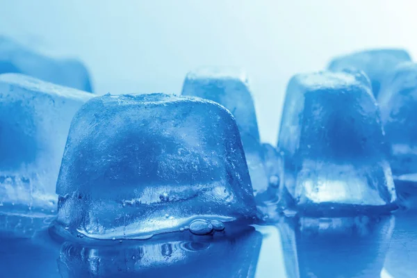 Kristallklare Eiswürfel Auf Hellblauem Hintergrund Nahaufnahme Farbton Effekt — Stockfoto