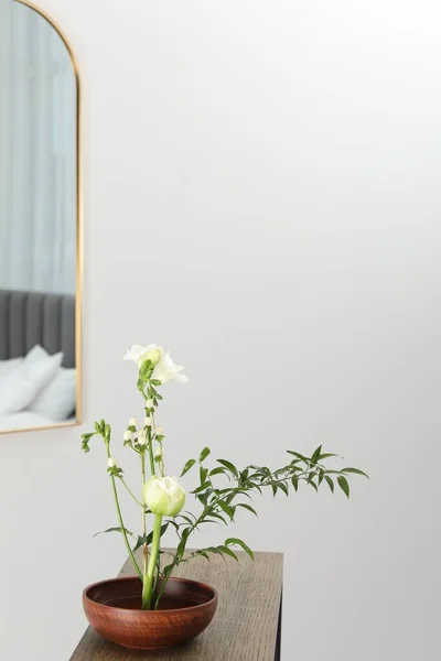 Elegante Ikebana Con Hermosas Flores Rama Verde Que Lleva Ambiente —  Fotos de Stock