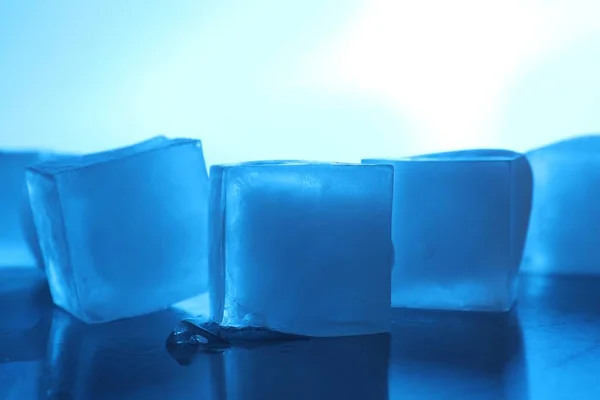 Cubos Hielo Cristalinos Sobre Fondo Azul Claro Primer Plano Efecto — Foto de Stock