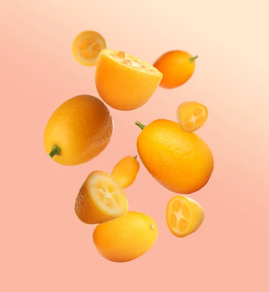 Finom Egész Vágott Kumquats Alá Színes Háttér — Stock Fotó