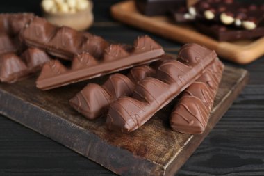 Tahta masadaki tatlı çikolatalar, yakın plan.