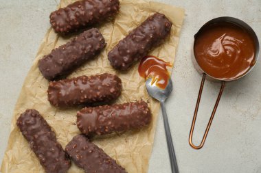 Karamelli ve fındıklı çikolatalar.