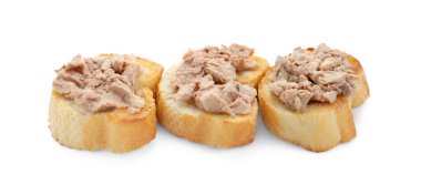 Morina ciğerli lezzetli sandviçler beyaza izole edilmiş.