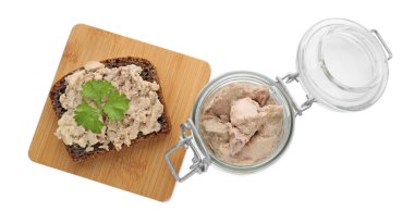 Morina ciğerli lezzetli sandviç, beyaza izole edilmiş yeşil soğan, üst manzara.