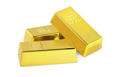 Beyaz üzerine izole edilmiş üç altın külçe.